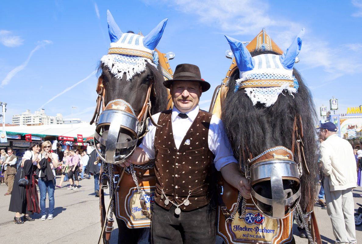 Oktoberfest_Horse_Carriage_ExpatExplore