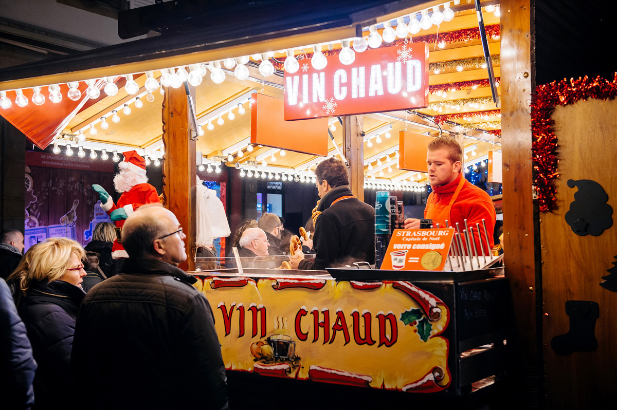 The french translation for Mulled Wine is: "Vin Chaud"