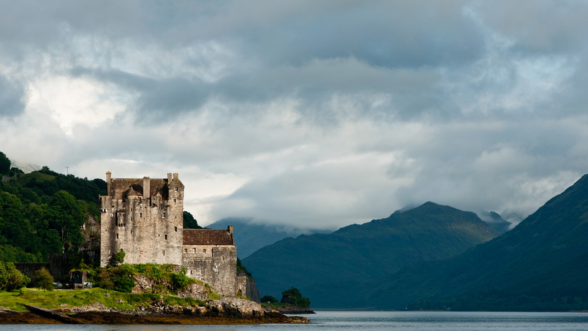 eilean_donan_castle_scotland_expatexplore
