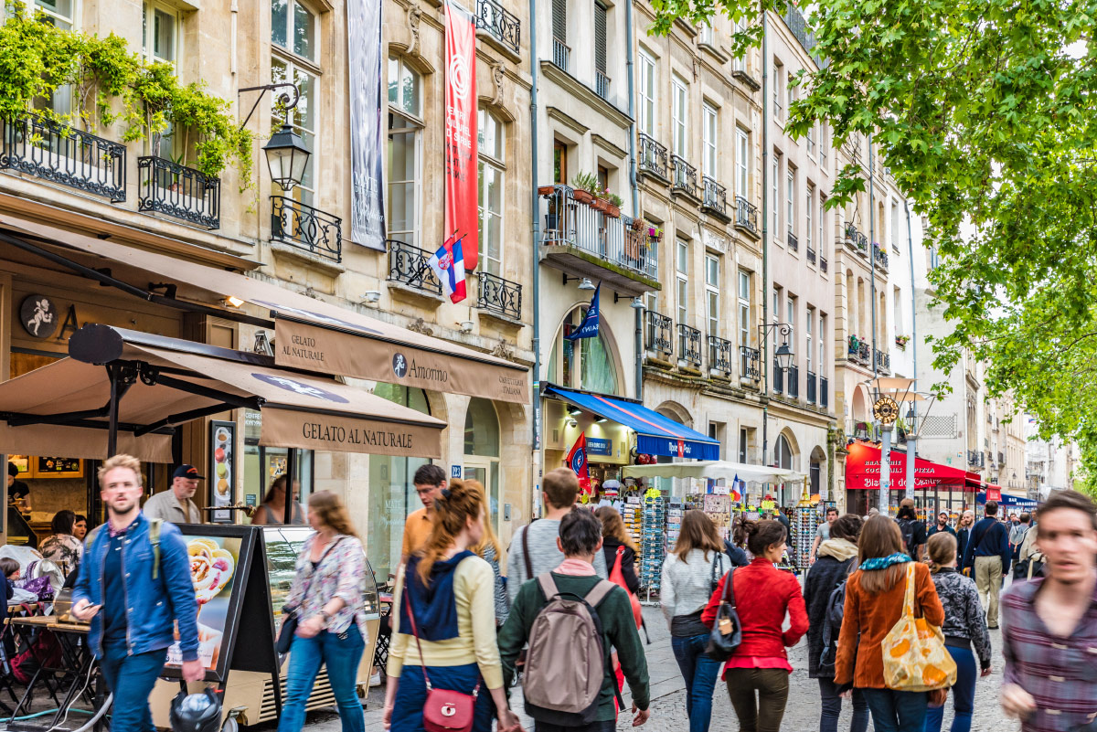 French-Lifestyle-Street-in-Paris-ExpatExplore