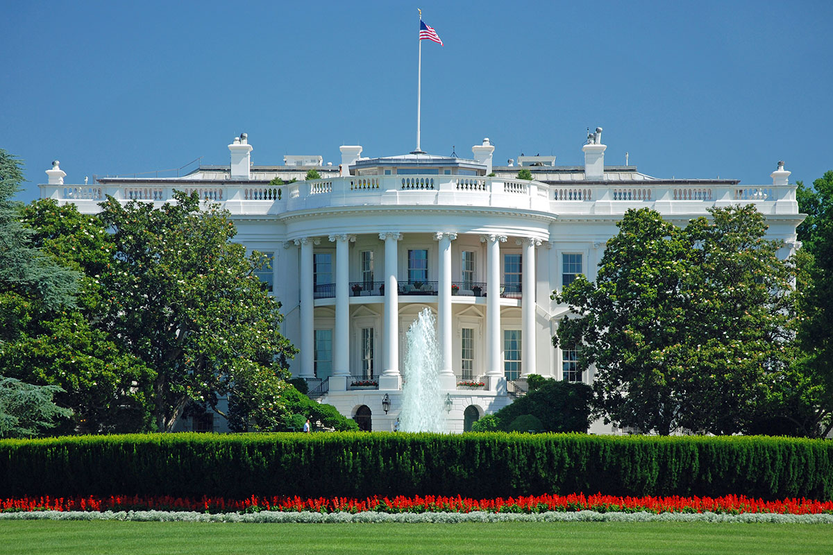White House in USA - bus tour - expat explore