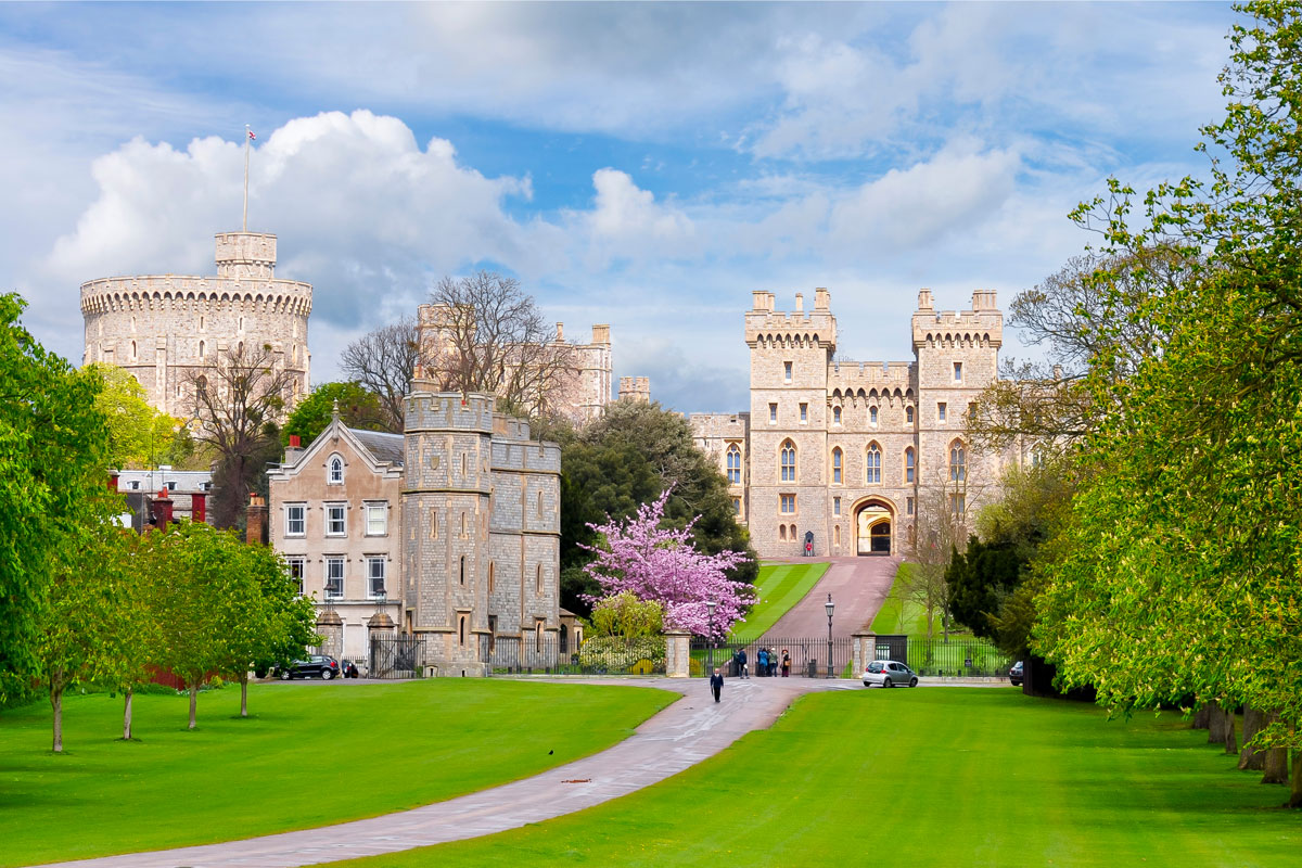 Long walk to Windsor castle in spring, London suburbs